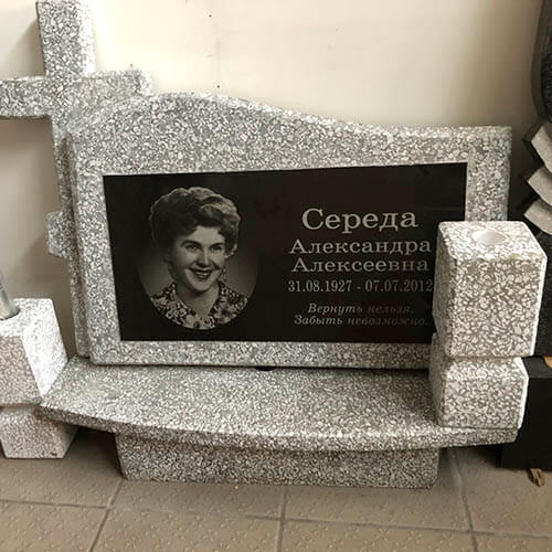 Памятник с художественным портретом